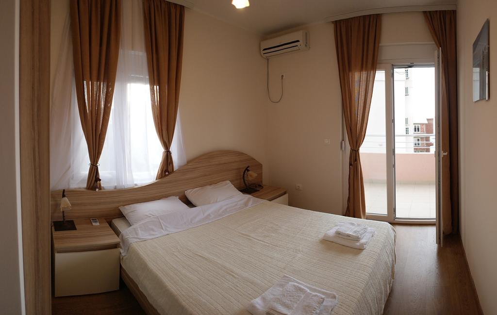 Tuna Apartments Dobra Voda Bagian luar foto